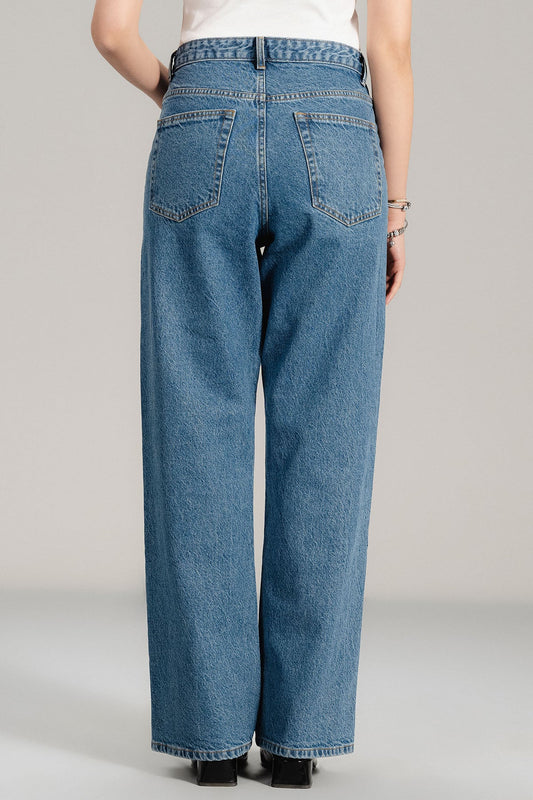 Straight-leg high-waisted denim jean